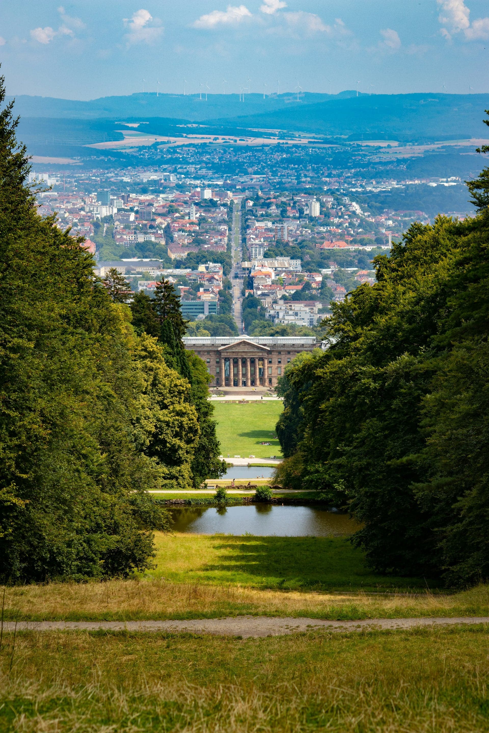 Blick vom Bergpark Wilhelmshöhe über Schloss Wilhelmshöhe auf Kassel