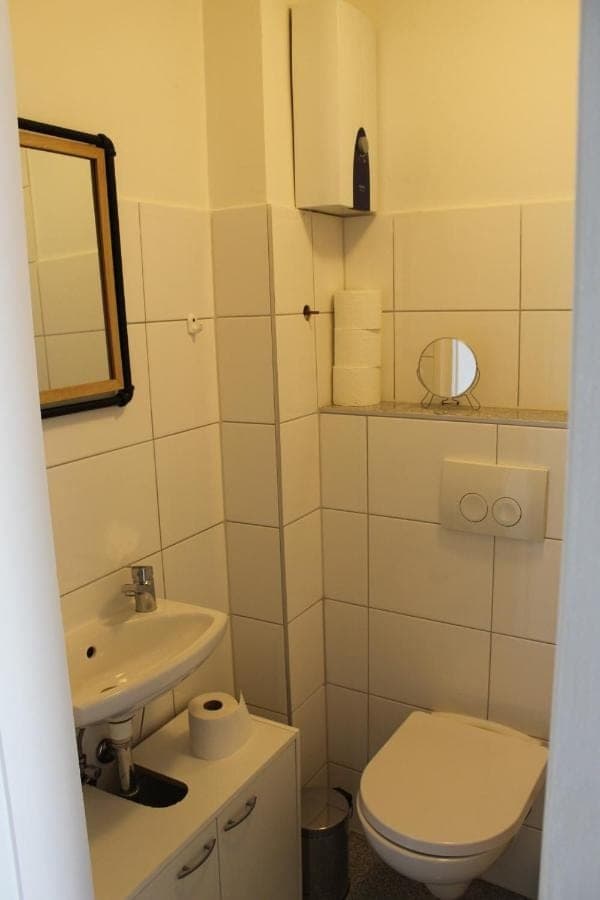 Bad mit rundem Spiegel und Waschbecken
