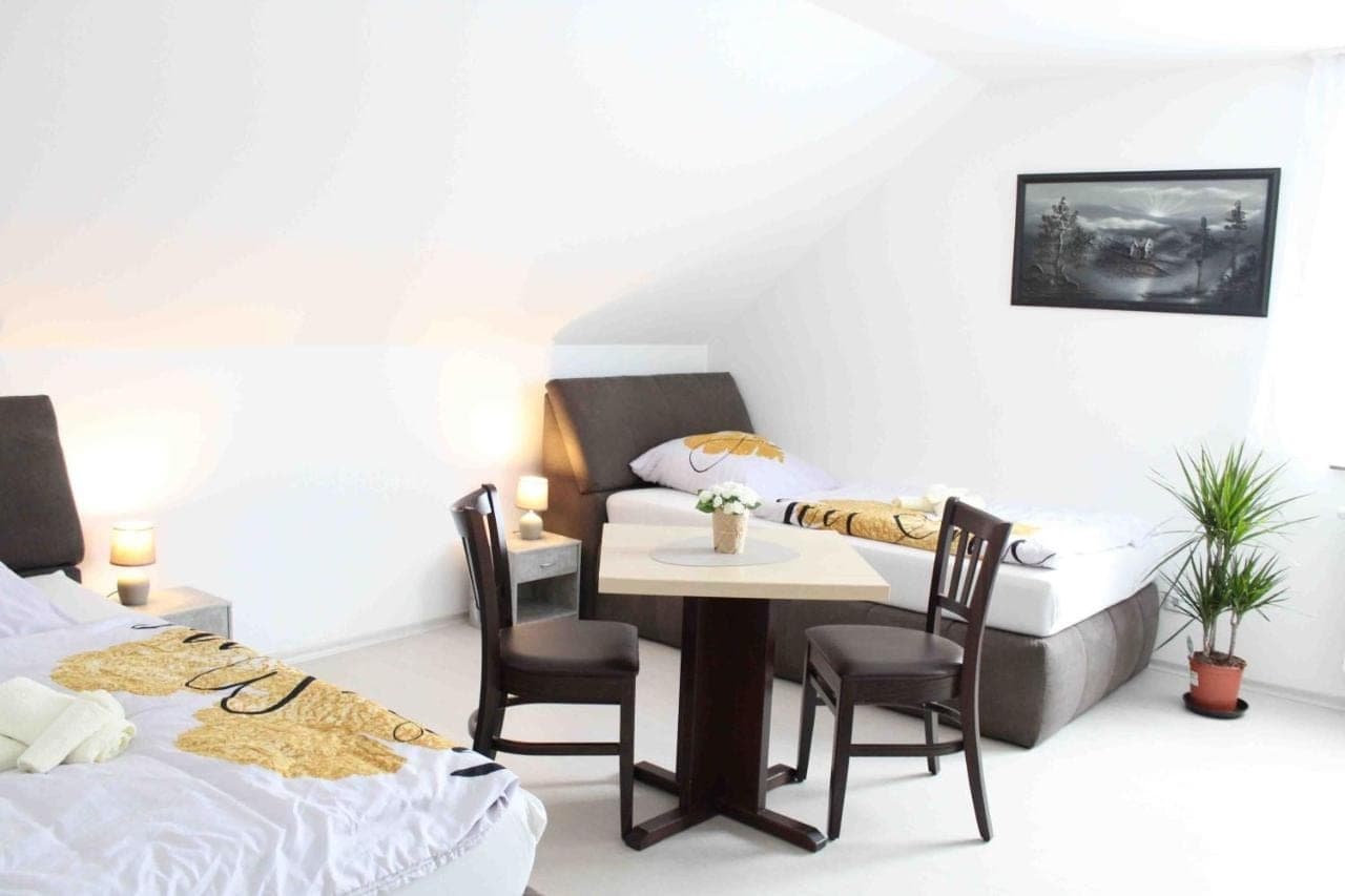 Einzelzimmer unterm Dach mit Bett und Tisch