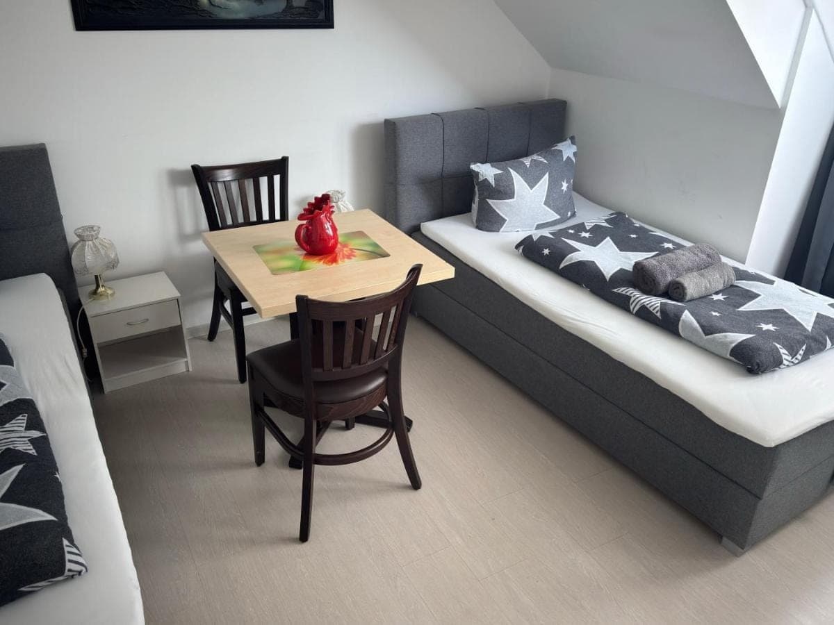 Einzelzimmer mit Tisch und frischen Blumen