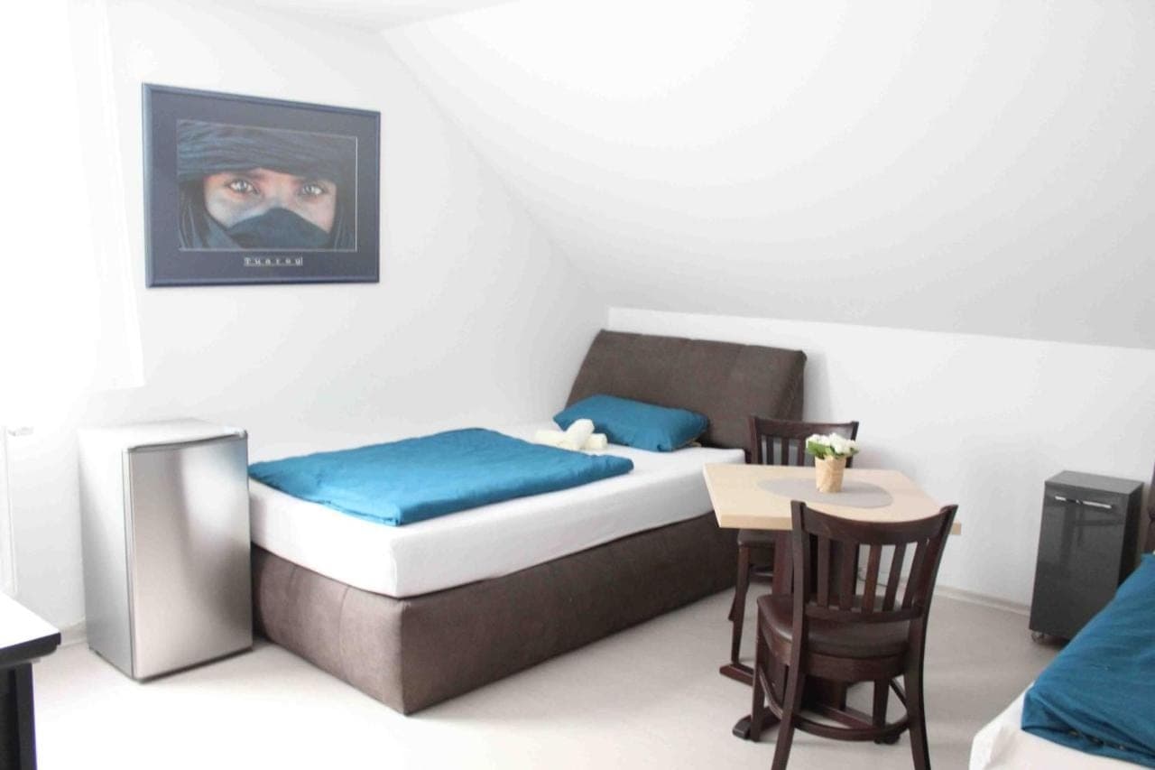 Schlafzimmer mit blau-weißer Bettwäsche