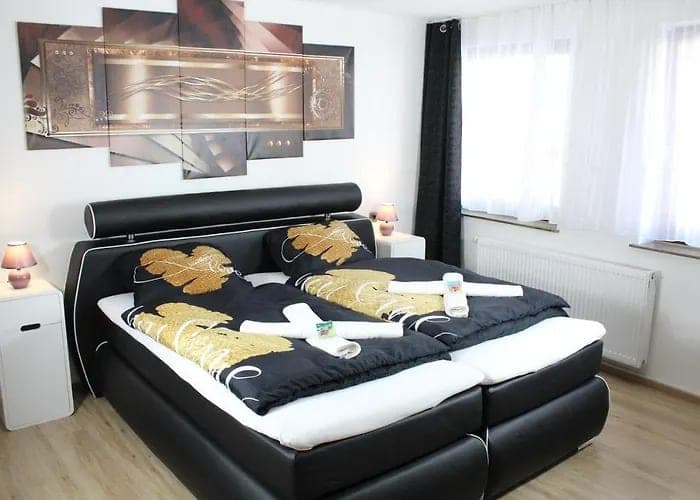 Doppelzimmer mit Lederbett und Panorama-Wandbild