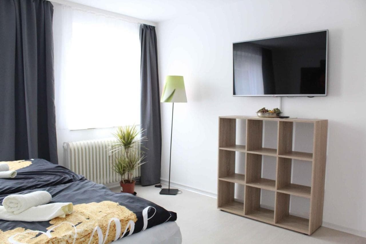 Zimmer mit Bett, Würfelregal und Fernseher