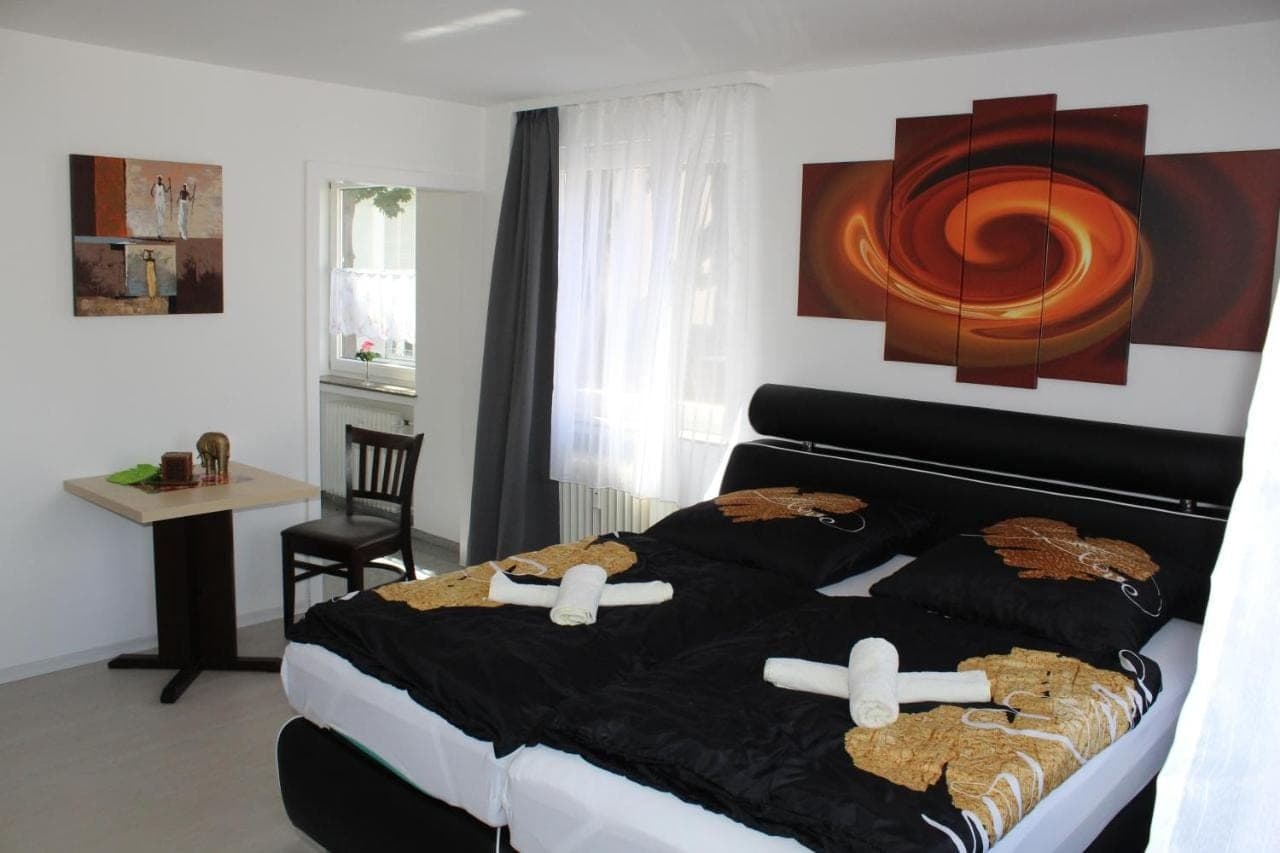 Doppelzimmer mit Lederbett und gefalteten Handtüchern