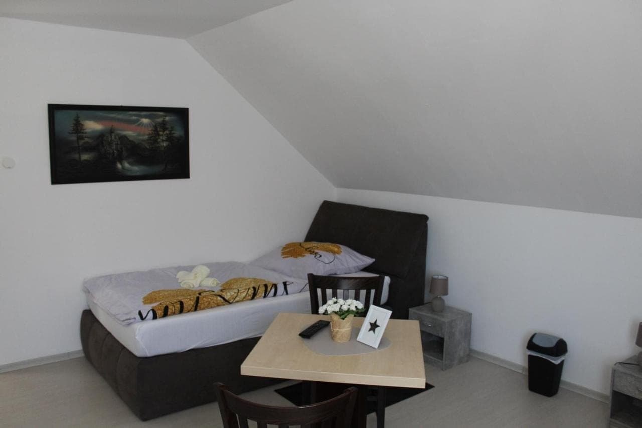 Zimmer mit Doppelbett und dunklen Vorhängen
