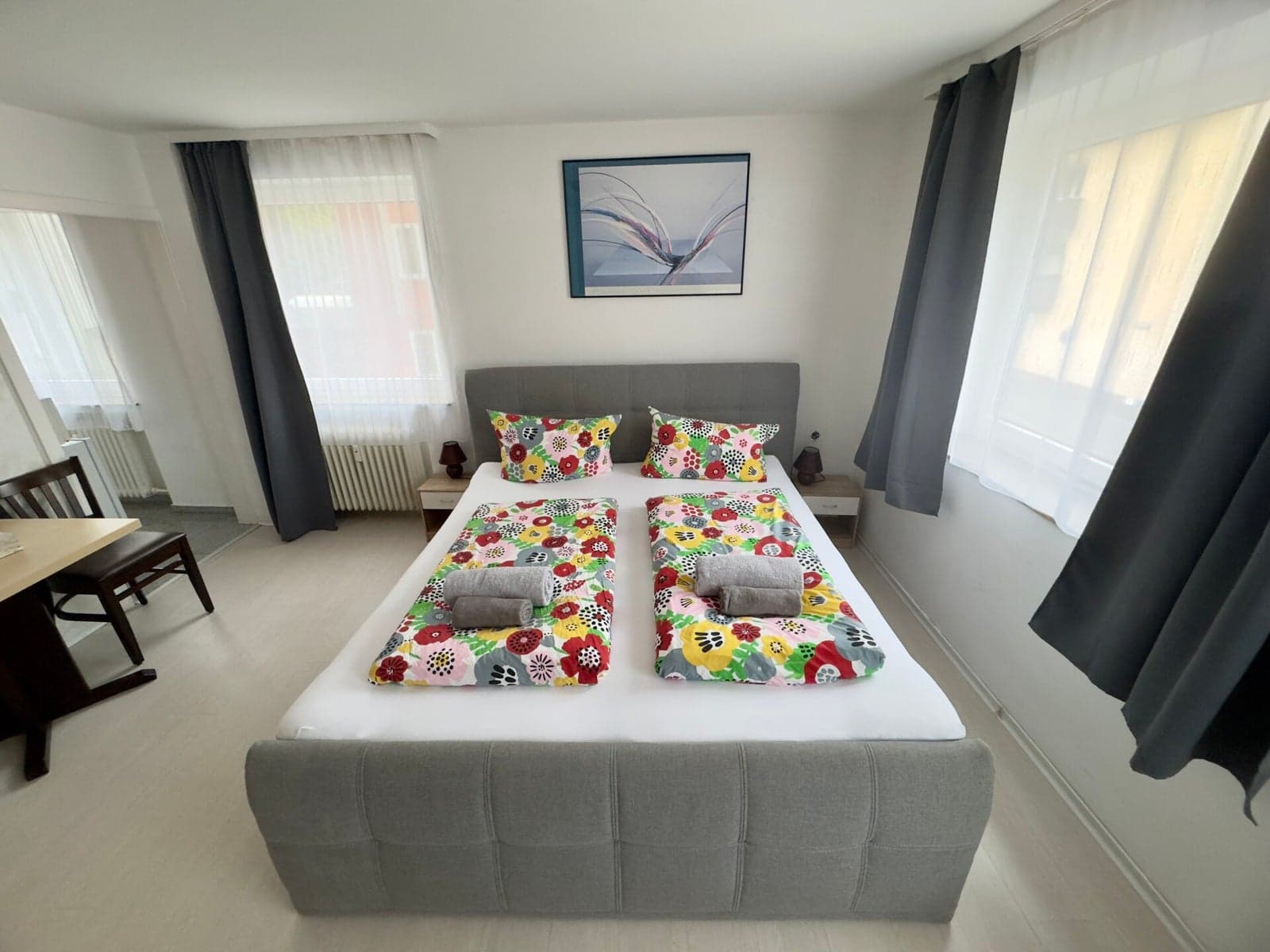 Liebevoll gedecktes Frühstück im Apartment des Marstall Home