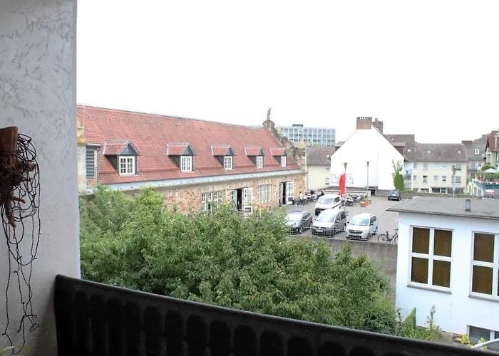 Grüner Ausblick über Bäume und Altstadtdächer