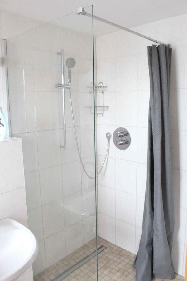 Modernes Bad mit ebenerdiger Glasdusche