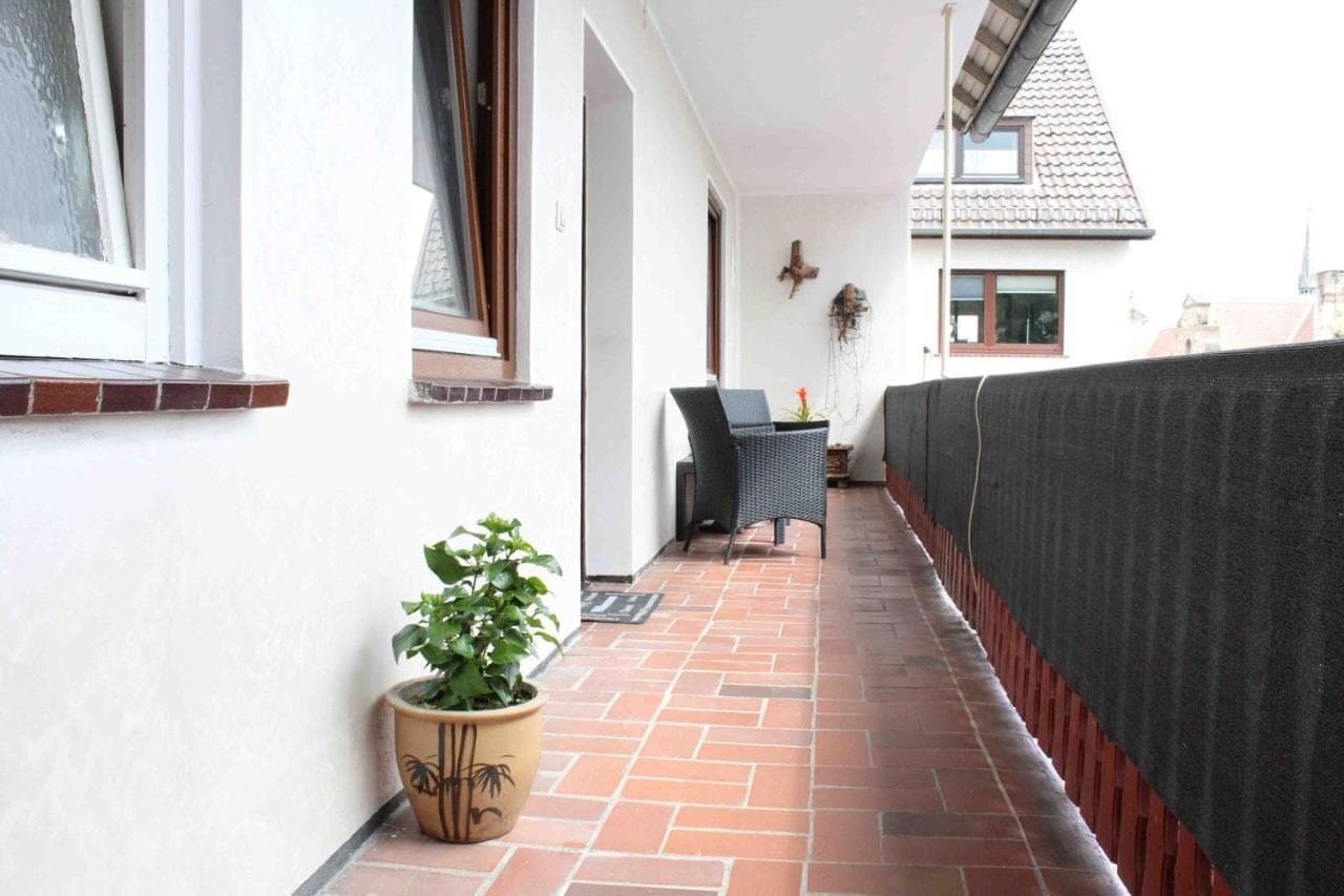 Balkon mit Terrakottafliesen und Pflanzen