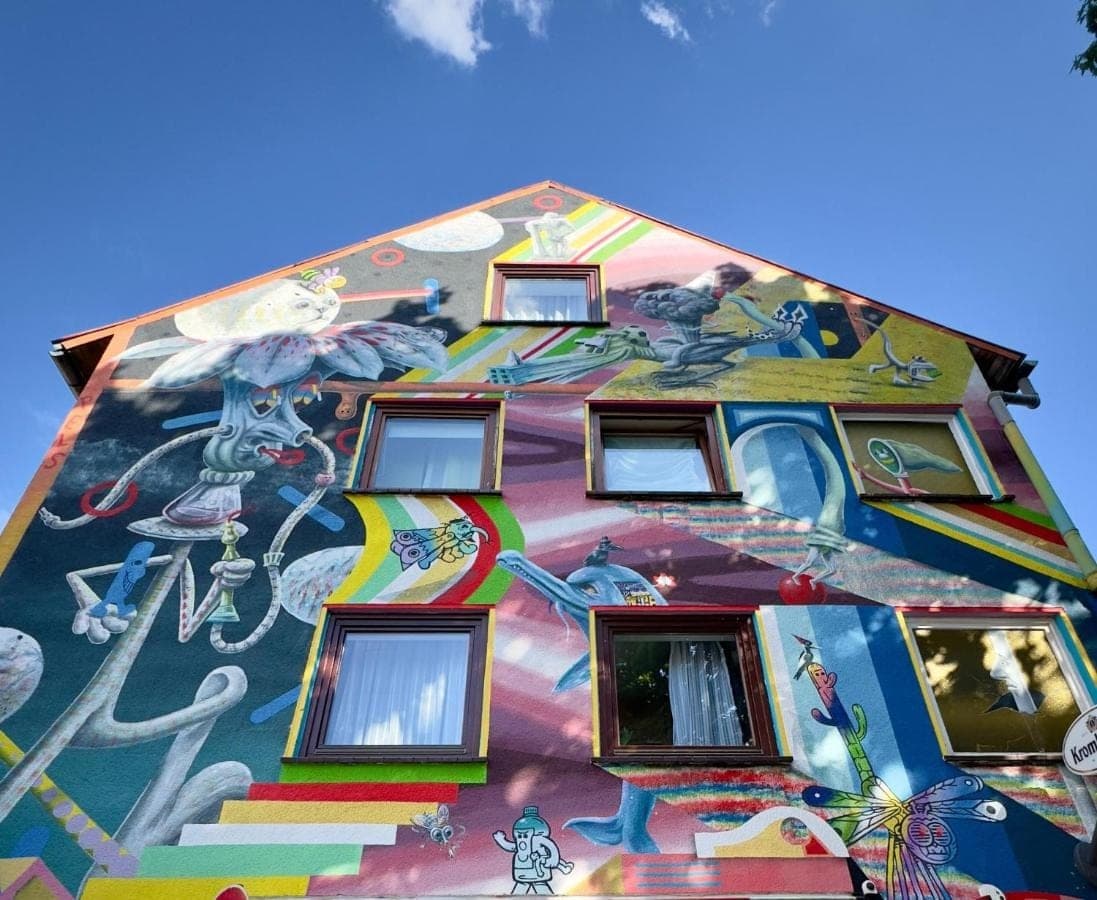Die bemalte Giebelfassade des Marstall Apartmenthauses