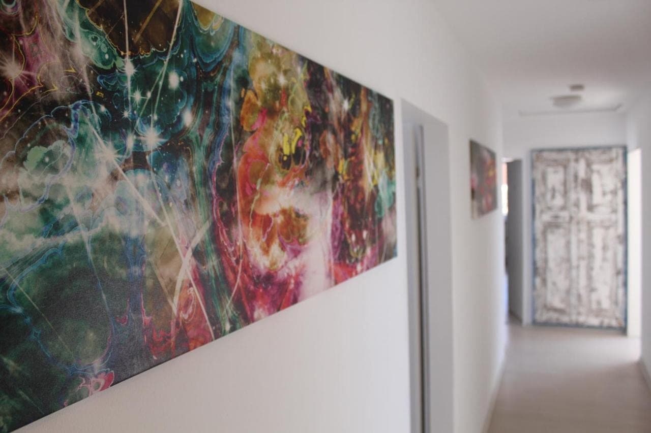 Flur mit großformatigen, farbenfrohen Kunstwerken