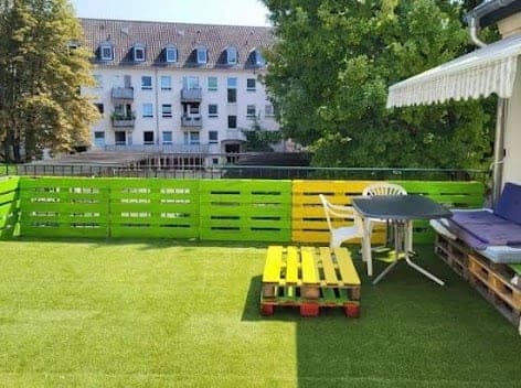 Innenhof-Garten mit gelben Palettenliegen