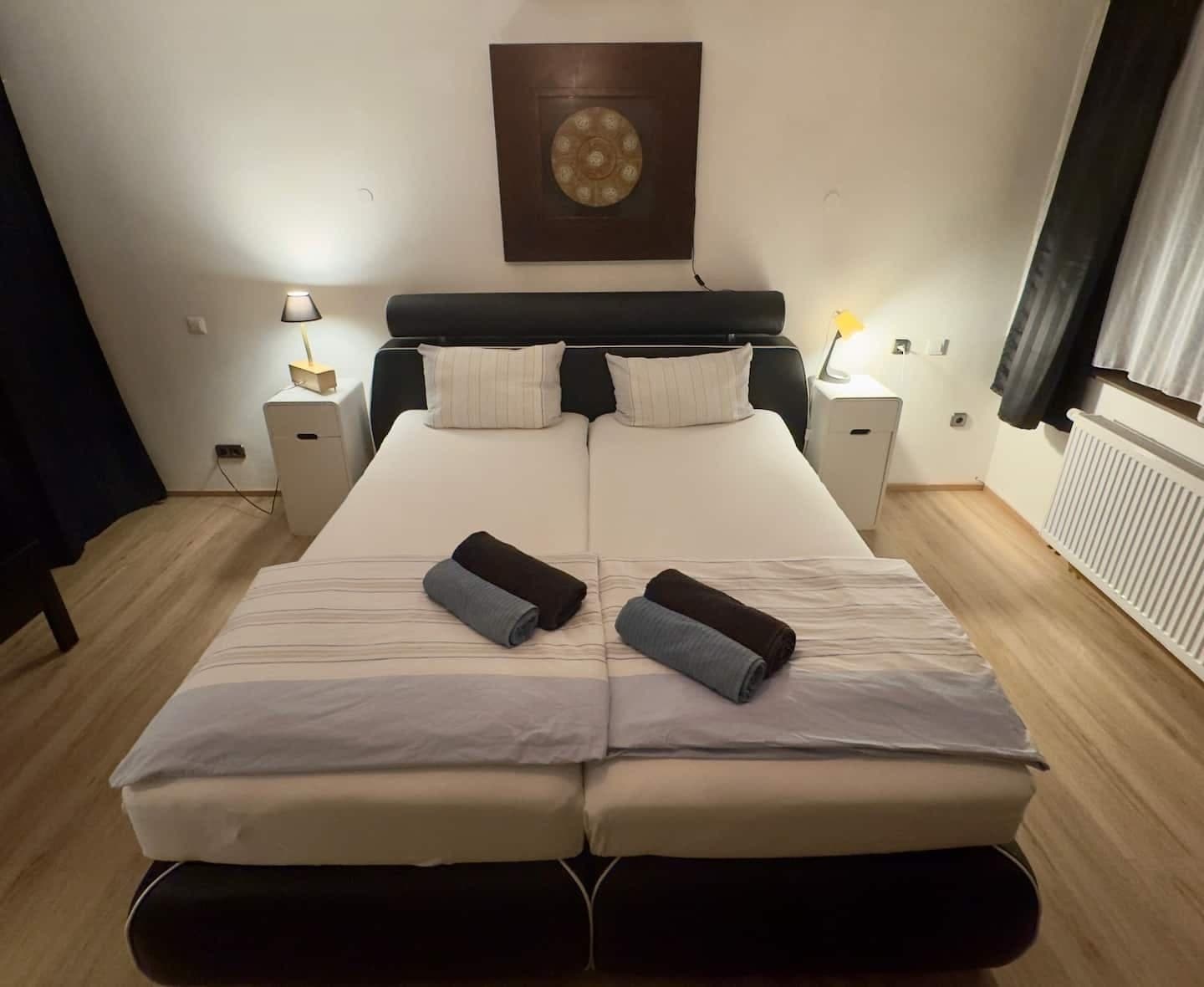 Frisch bezogenes Doppelbett mit Handtüchern