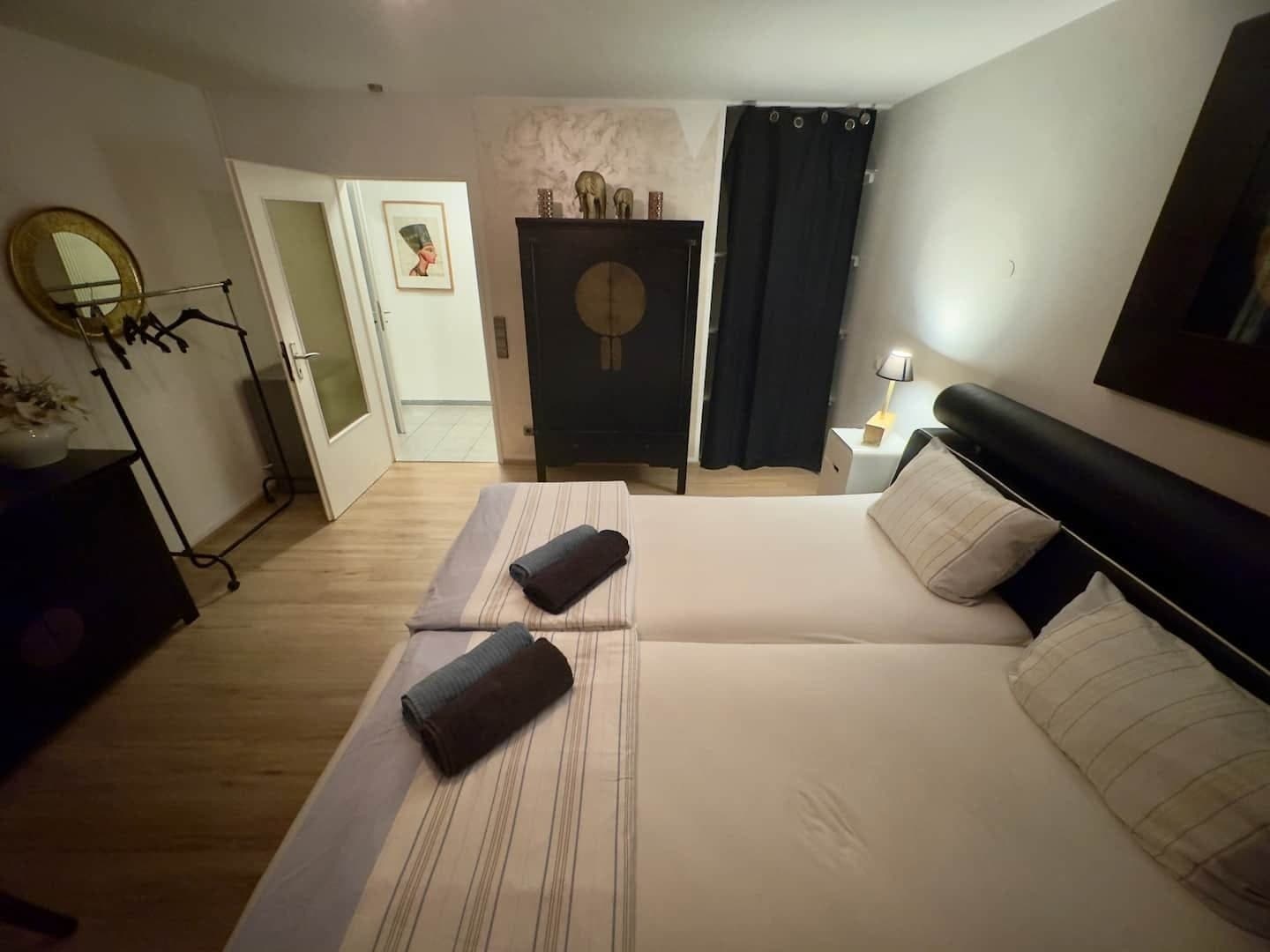 Warm beleuchtetes Schlafzimmer mit weicher Bettdecke
