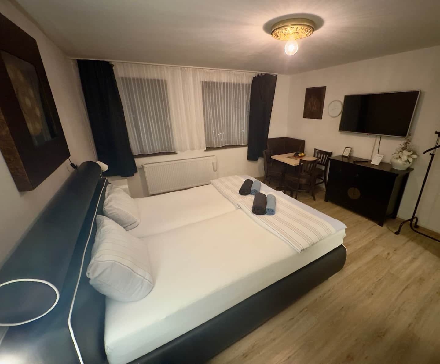 Stimmungsvolles Suite-Schlafzimmer mit warmem Licht