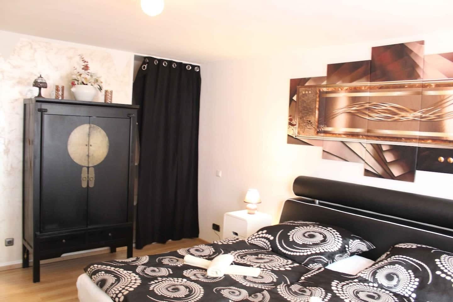 Suite mit dunklem Schrank und dekorativer Wandkunst
