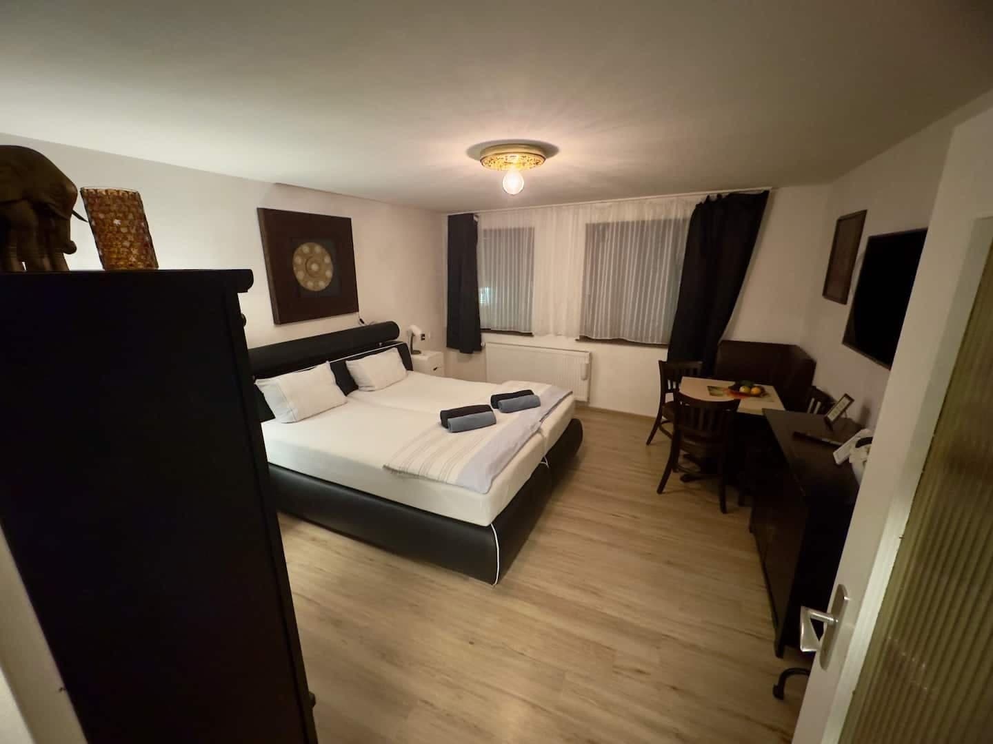Suite bei Abendlicht mit schwarzem Lederbett