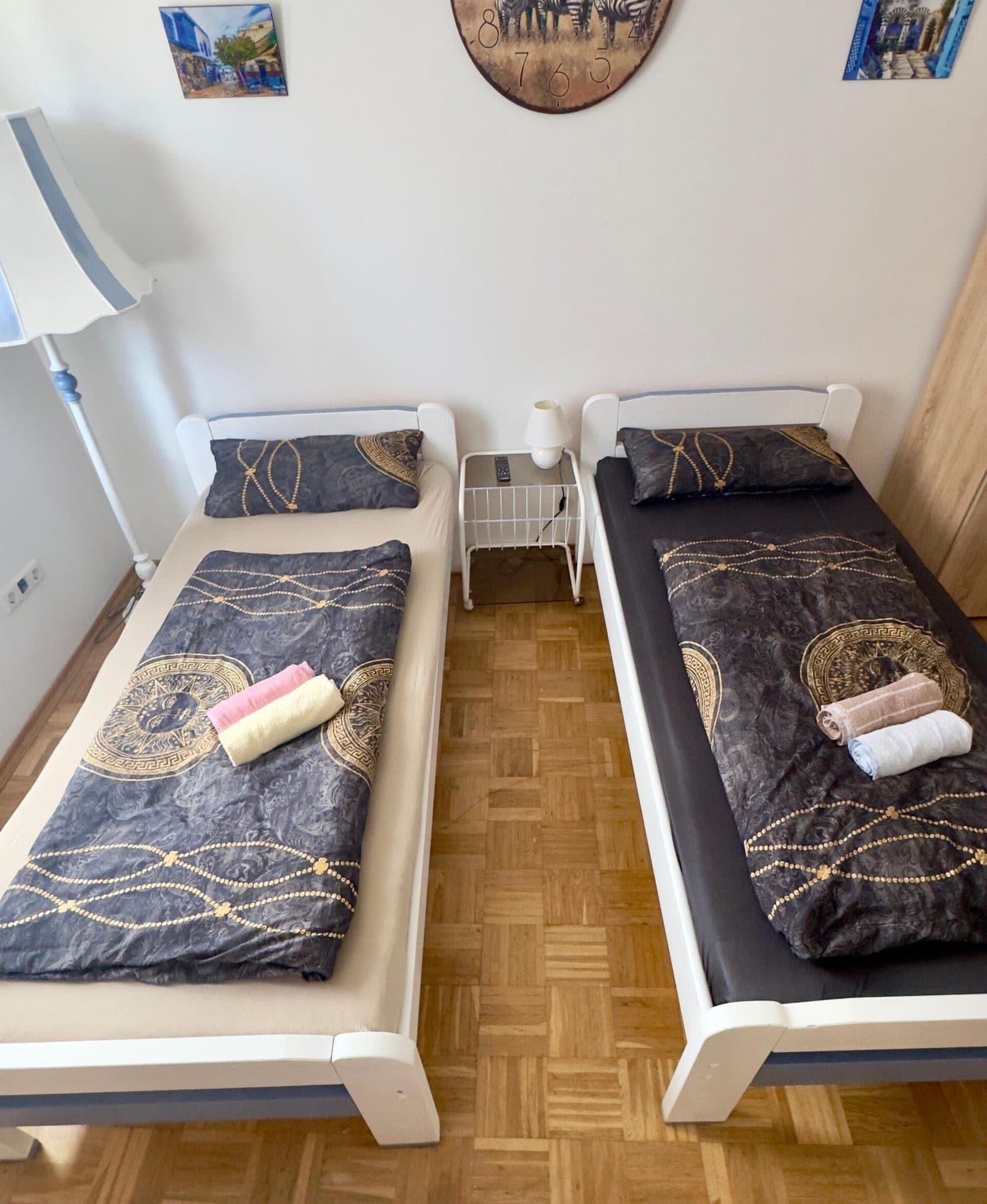 Zweibettzimmer mit grau gemusterter Bettwäsche