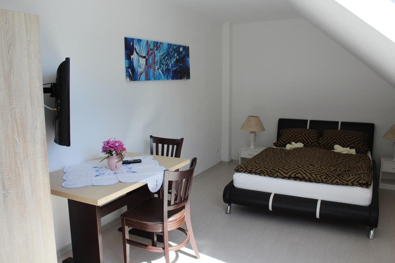 Zimmer mit Bett und eigenem Arbeitsplatz